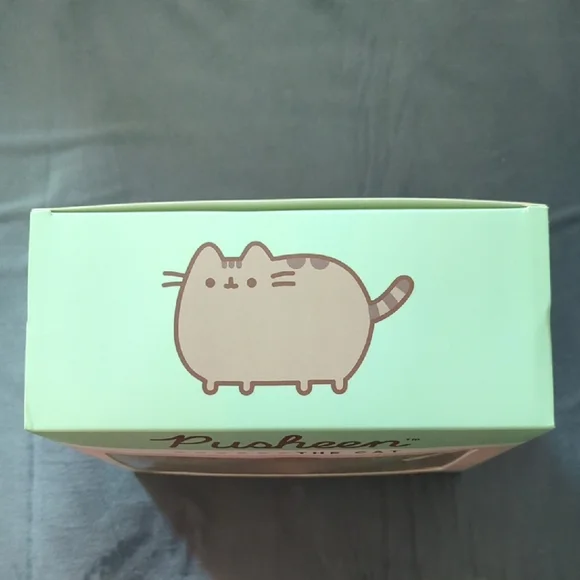 Pusheen Vinyl Toy with Green Leaves - Picture 3 of 5